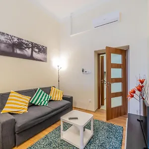 https://4br-ac-tv-with-private-balcony-and-direct-airport-bus.inbudapesthotels.com